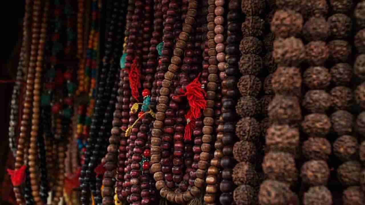 Rudraksha Benefits : रूद्राक्ष धारण करण्याचे आहेत अनेक फायदे, या गोष्टींची घ्यावी लागते काळजी