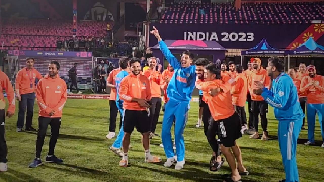 World Cup 2023 : श्रेयस अय्यरचा अनोख्या अंदाजात सन्मान, बेस्ट फिल्डरची घोषणा झाली आणि हवेतून उडत आलं मेडल World Cup 2023 : श्रेयस अय्यरचा अनोख्या अंदाजात सन्मान, बेस्ट फिल्डरची घोषणा झाली आणि हवेतून उडत आलं मेडल
