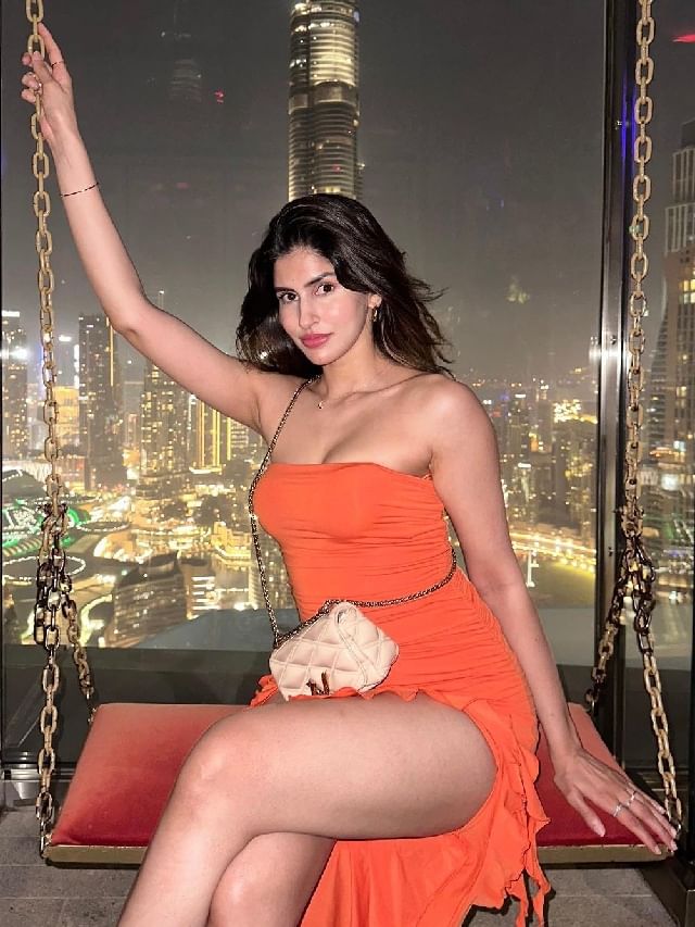 साक्षीचे बुर्ज ख़लीफ़ासमोर हटके लूक, फोटो पाहून... साक्षीचे बुर्ज ख़लीफ़ासमोर हटके लूक, फोटो पाहून...