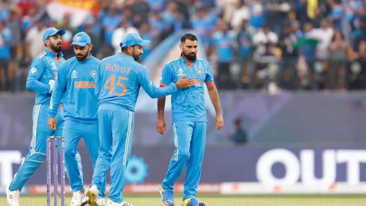 वनडे वर्ल्डकप स्पर्धेत टीम इंडिया विजयीरथ ठरल्याप्रमाणे पुढे आगेकूच करत आहे. स्पर्धेत सलग पाचवा विजय मिळवला असून उपांत्य फेरीतील स्थान जवळपास निश्चित झालं आहे. दुसरीकडे, मोहम्मद शमी याच्या शिरपेचात मानाचा तुरा खोवला गेला आहे.
