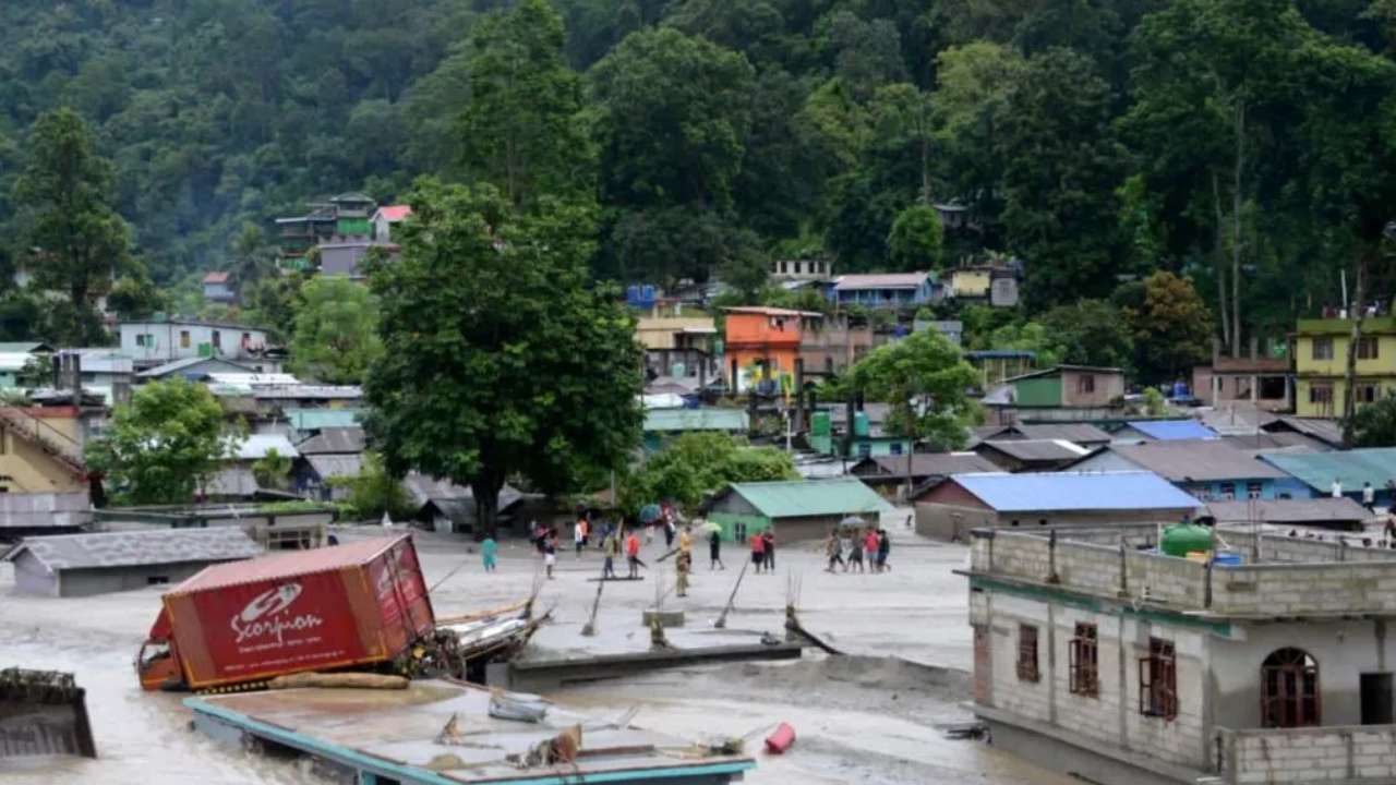 सिक्कीममध्ये आलेल्या या पुरात आतापर्यंत 14 जणांचा मृत्यू झाला आहे. तर 23 जवानांसह 102 जणांशी अद्याप कोणताही संपर्क होऊ शकलेला नाही. तर 3000 पर्यटकही सिक्कीममध्ये अडकले आहेत.     