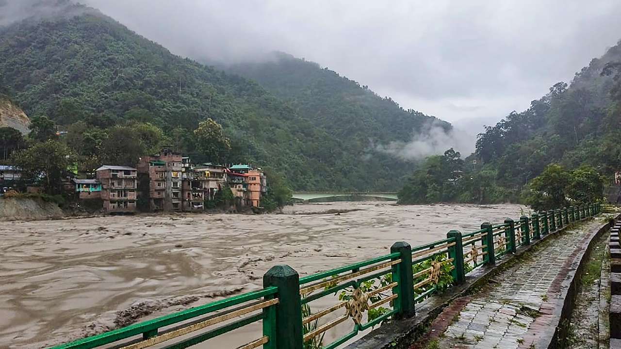 सिक्कीमच्या मंगन जिल्ह्यातील लोनाक सरोवराच्या भागात पूरस्थिती निर्माण झाली आहे. तीस्ता नदीच्या पाणी पातळीत वाढ झाली आहे. त्यामुळे मंगन, गंगटोक, पाकयोंग आणि नामची या जिल्ह्यांचं मोठं नुकसान झाली आहे. 