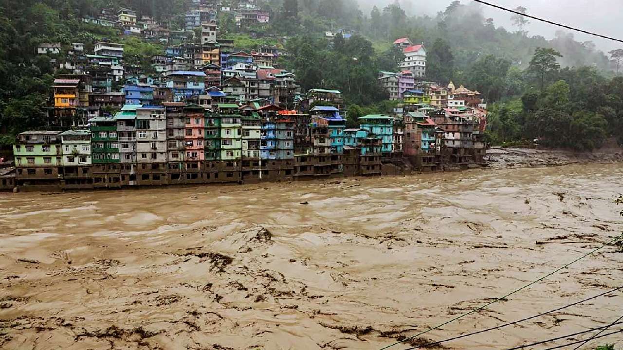 पंतप्रधान नरेंद्र मोदी यांनी सिक्कीमचे मुख्यमंत्री प्रेमसिंग तमांग यांच्याशी फोनवरून चर्चा केली. सिक्कीमला सर्वोतोपरी मदत करण्याचं आश्वासन दिलं. तर तमांग यांनी पूरग्रस्त सिंगताम भागाला भेट दिली.