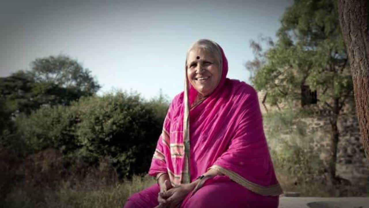 अनाथांची माय... अर्थातच सिंधुताई सपकाळ... सिंधुताई यांचं जीवन म्हणजे अडथळ्यांनी भरलेली वाहती सरिता... त्यांचं आयुष्य सर्वांसाठीच प्रेरणादायी आहे.