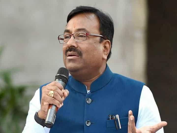 मतदार संघात राहील्या तर सुप्रिया सुळे कमी फरकाने हरतील, सुधीर मुनगंटीवार यांची खोचक टीका मतदार संघात राहील्या तर सुप्रिया सुळे कमी फरकाने हरतील, सुधीर मुनगंटीवार यांची खोचक टीका