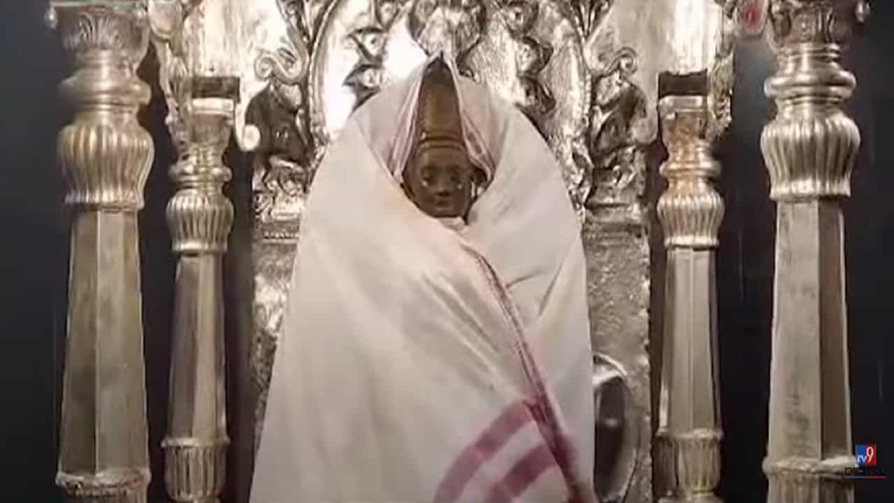 चंद्रग्रहणामुळे महाराष्ट्राची कुलस्वामिनी तुळजाभवानी सोवळ्यात, बघा लोभस रूपडं चंद्रग्रहणामुळे महाराष्ट्राची कुलस्वामिनी तुळजाभवानी सोवळ्यात, बघा लोभस रूपडं