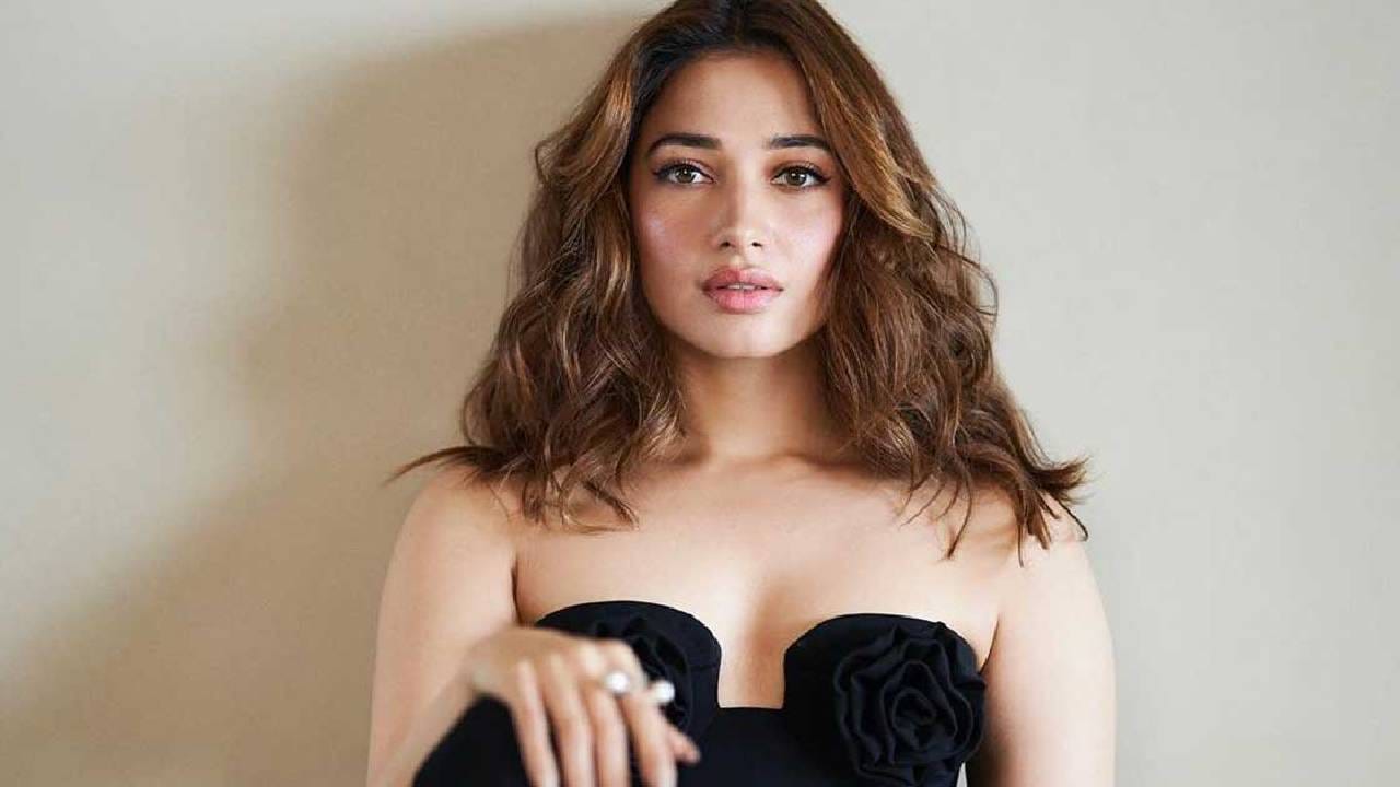 तमन्ना भाटिया हिचा एक व्हिडीओ सध्या सोशल मीडियावर तूफान व्हायरल होतोय. या व्हिडीओमुळे तिला सोशल मीडियावर ट्रोल केले जात आहे. यावरच तमन्ना भाटिया ही भाष्य करताना दिसलीये. 