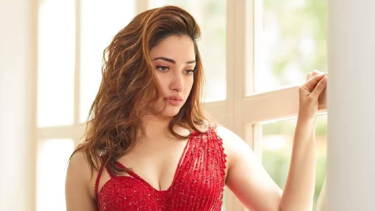 तमन्ना भाटिया म्हणाली की, मला जेंव्हा पहिल्यांदा सोशल मीडियावर ट्रोल करण्यात आले, त्यावेळी मी खूप जास्त घाबरले. मला काय करावे हेच कळत नव्हते. परत मी विचार केला हे मला बोलणारे लोक कोण आहेत? 