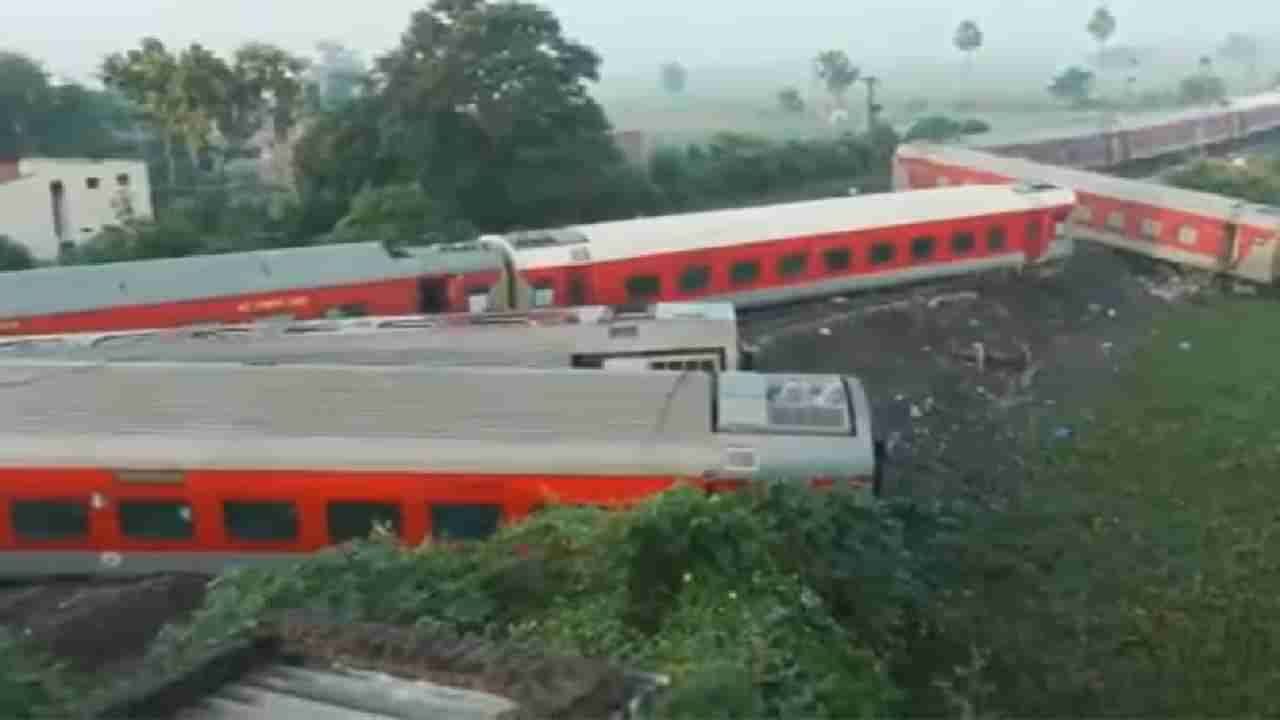 Train Accident : रेल्वे स्थानकात पोहोचण्यापूर्वीच मोठा अपघात, एक्सप्रेस घसरल्याने 4 प्रवाशांचा मृत्यू; 200 जखमी