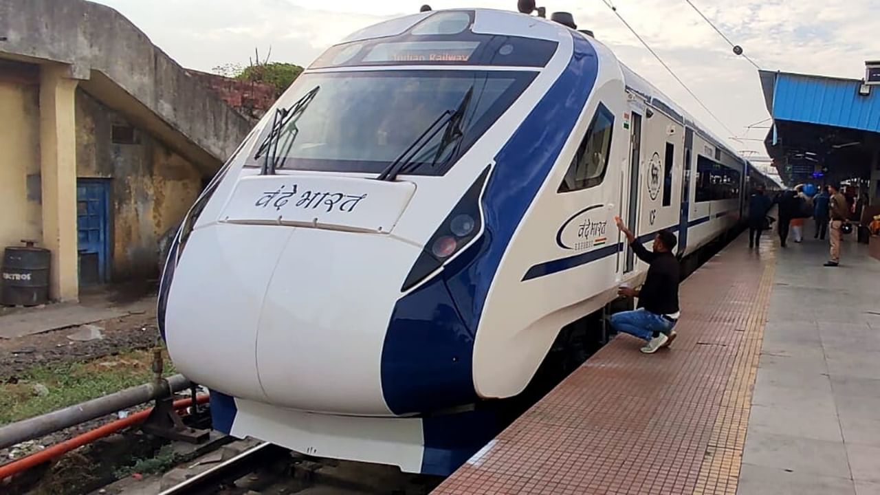 Vande Bharat Express | 14 मिनिटांत संपूर्ण ट्रेन चकाचक, वंदेभारत एक्सप्रेस सफाईतही सुपरफास्ट, बुलेट ट्रेनपासून घेतली प्रेरणा