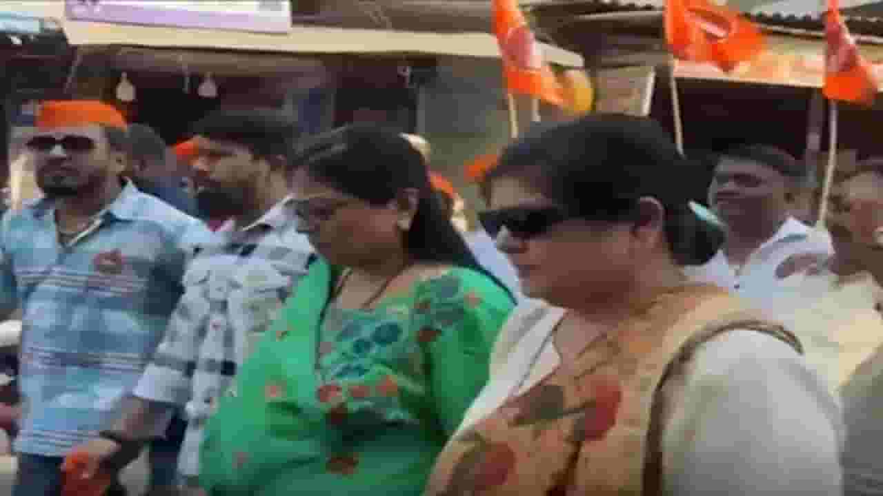 वसई विरारकरांच्या प्रश्नासाठी मनसे रस्त्यावर, काय केली मागणी? वसई विरारकरांच्या प्रश्नासाठी मनसे रस्त्यावर, काय केली मागणी?