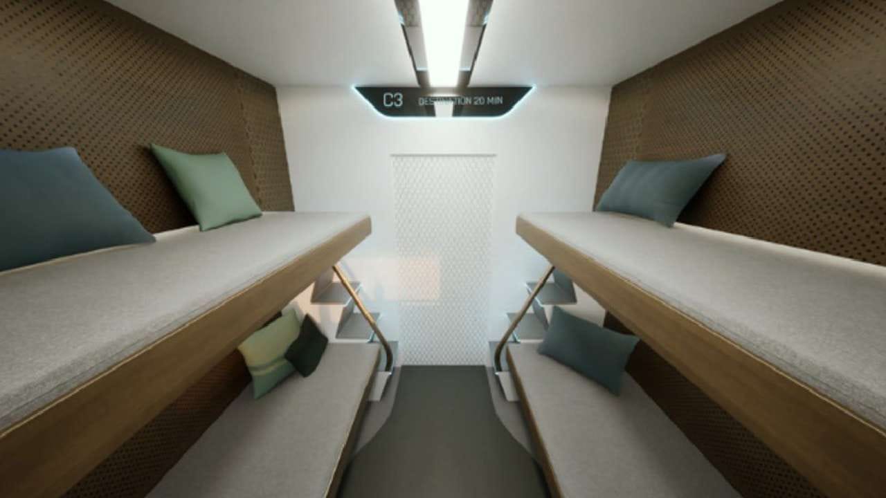 स्लिपर वंदे भारत एक्सप्रेसला 20-22 डबे असणार आहेत. यात 857 बर्थ असणार आहेत. यातील 34 जागा या रेल्वे कर्मचाऱ्यांसाठी राखीव असतील. तर 823 या इतर प्रवाशांसाठी उपलब्ध असणार आहेत. 