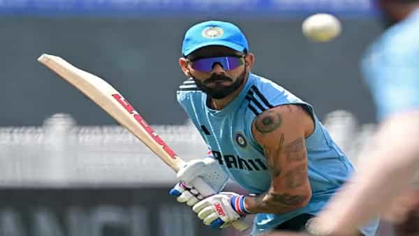 टीम इंडियाचा विराट कोहली हा आयसीसी वनडे वर्ल्ड कप 2023 मधील सर्वात श्रीमंत खेळाडू आहे. विराट बीसीसीआय आणि आयपीएलमधून कोटींची कमाई करतो. तसेच जाहीरातीतूनही विराट खोऱ्याने पैसे ओढतो. विराटची अंदाजित संपत्ती ही जवळपास 950 कोटींच्या घरात आहे.