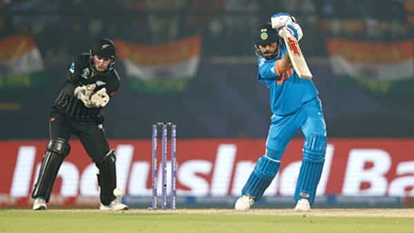वनडे वर्ल्डकप स्पर्धेत विराट कोहली चांगलाच फॉर्मात आहे. विराट कोहली याने एक शतक ठोकलं आहे. तर दोन शतकं थोड्याशा फरकाने हुकली आहे. असं असलं तरी इंग्लंड विरुद्धच्या सामन्यात शून्यावर बाद झाल्याने चाहत्यांना धक्का बसला आहे.