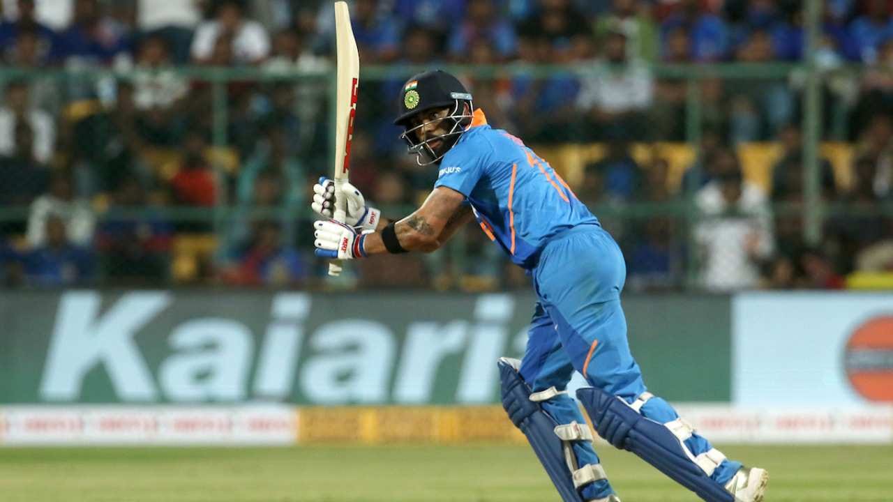 वनडे वर्ल्डकप स्पर्धेसाठी टीम इंडिया सज्ज आहे. 8 ऑक्टोबरला भारताचा पहिला सामना ऑस्ट्रेलियाशी होणार आहे. चेन्नईच्या एमए चिदंबरम स्टेडियममध्ये हा सामना होईल. या सामन्यातील विजेत्या संघाला जेतेपदासाठी प्रबळ दावेदार मानलं जात आहे. 