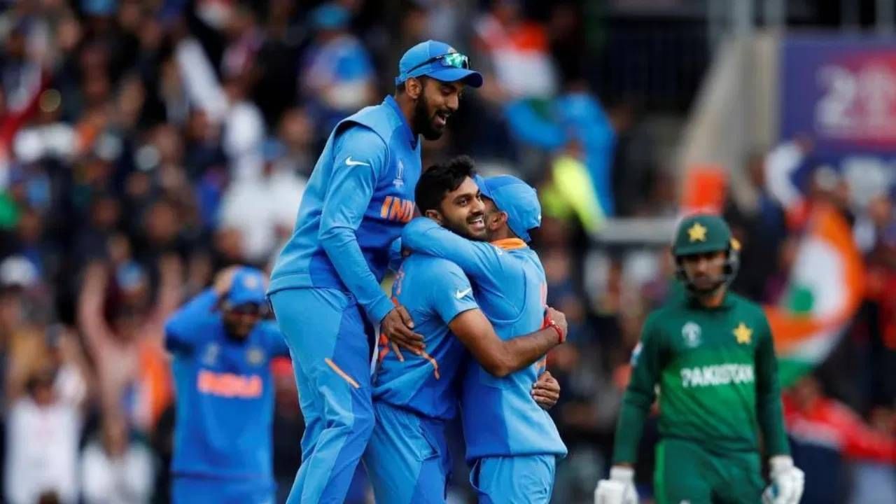 2019 World Cup: मँचेस्टर येथे झालेल्या विश्वचषक सामन्यात भारताने डकवर्थ-लुईस नियमानुसार पाकिस्तानवर 89 धावांनी विजय मिळवला. सध्या विद्यमान कर्णधार असलेल्या रोहित शर्माने या सामन्यात शतक झळकावले होते.