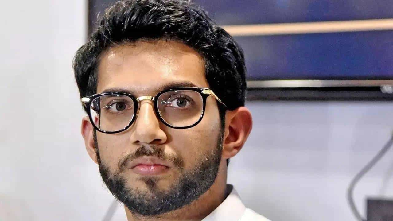 Aaditya Thackeray यांना कुणी केला खोचक सवाल, 'अफझलखान तुमचा पाहुणा लागतो का?' Aaditya Thackeray यांना कुणी केला खोचक सवाल, 'अफझलखान तुमचा पाहुणा लागतो का?'