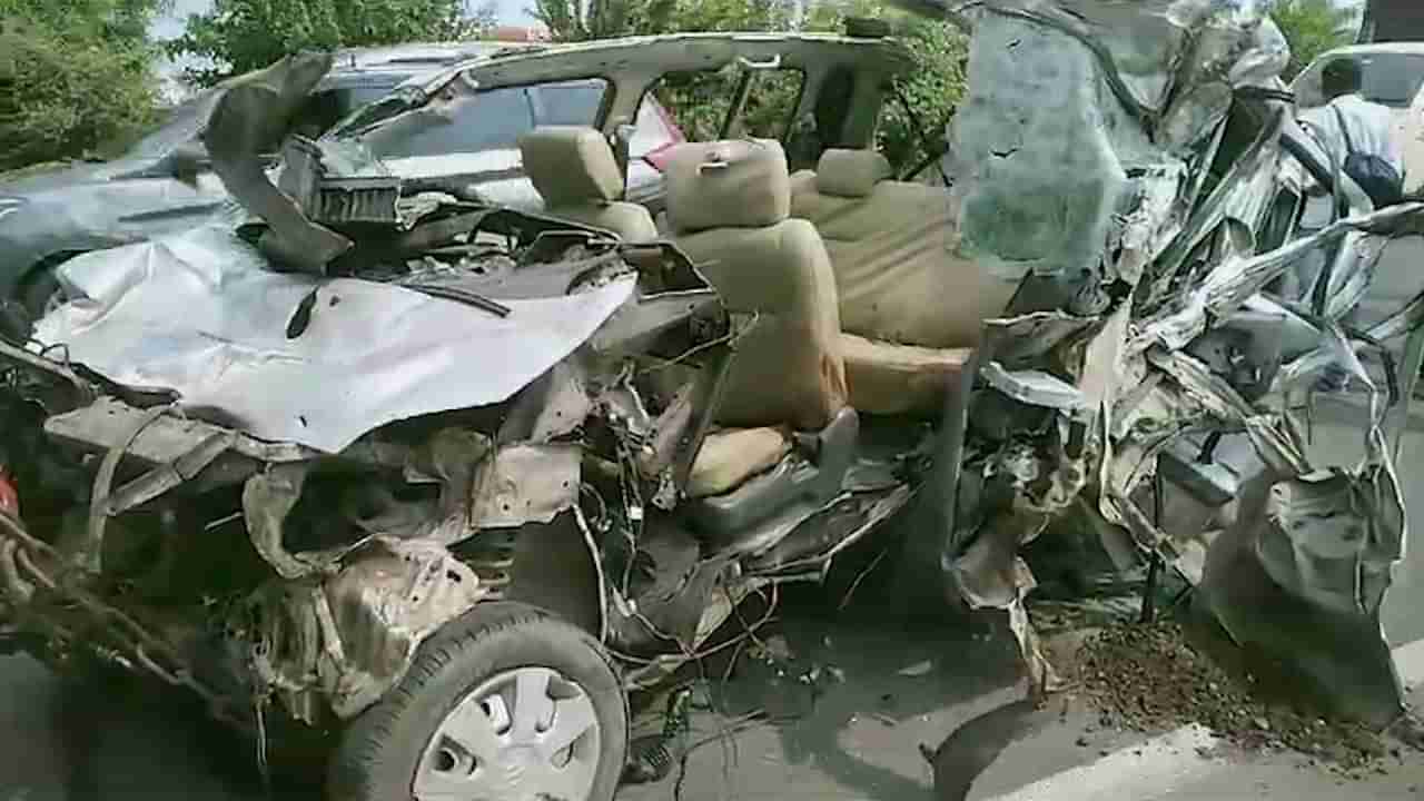 Accident  |  चारचाकीची उभ्या आयशर ट्रकला धडक, भीषण अपघातात बहिण, भाऊ अन् भाचा ठार