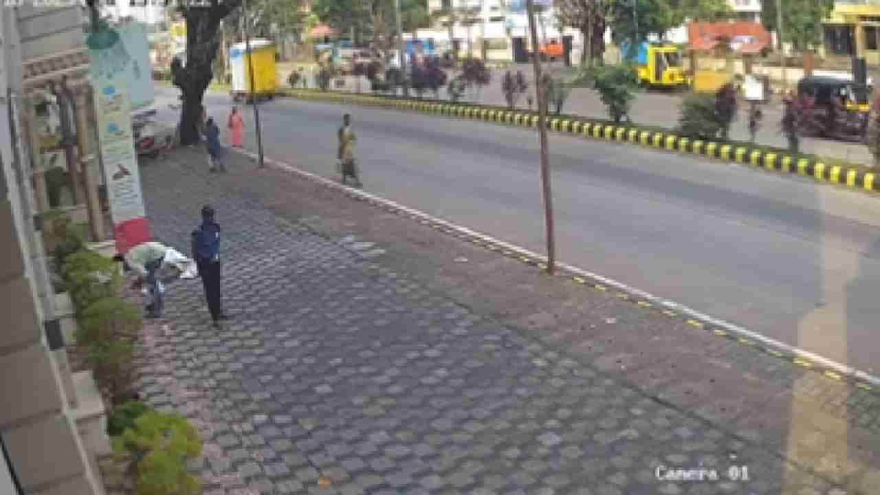 Car On Footpath | दृश्य विचलित करणारे, भरधाव वेगाने कार फूटपाथवर! अपघाताचा Video Viral