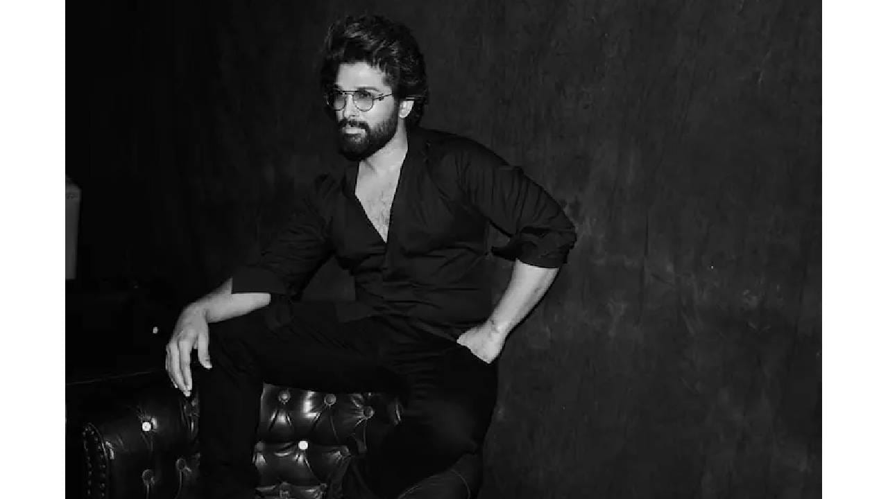 फोटोत दिसणारा हा मुलगा साऊथच्या चित्रपटांचा सर्वेसर्वा आहे. या अभिनेत्याचे अनेक चाहते आहेत. जर तुम्हाला हा अभिनेता ओळखू आला असेल तर अभिनंदन, तुम्ही खरेच त्याचे चाहते आहात. नसेल ओळखू आला तर आम्ही तुम्हाला एक हिंट देतो. या अभिनेत्याला नुकताच राष्ट्रीय पुरस्कार मिळालाय. 