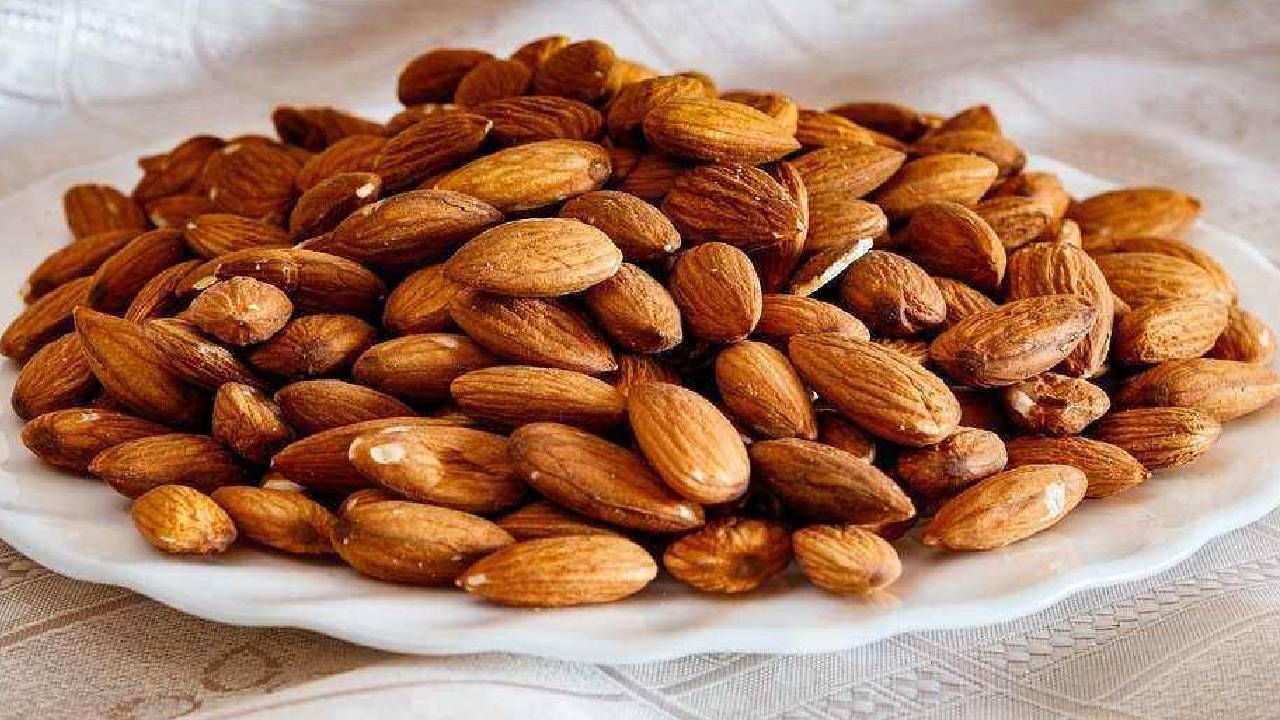 बदाम खाऊन वजन वाढतं. वजन तर बदाम कमी खावेत. जास्त बदाम खाल्ल्याने तुमचं वजन वाढेल आणि पोटाभोवती चरबी होईल. त्यामुळे बदाम प्रमाणात खावेत.