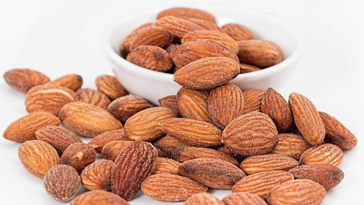 काहीही खावं पण प्रमाणात खावं असं म्हणतात. बदामात भरपूर फायबर असतात पोटासाठी ते चांगलेच असतात पण ते खाल्ल्याने बद्धकोष्ठता आणि पचनात समस्या उद्भवू शकतात.