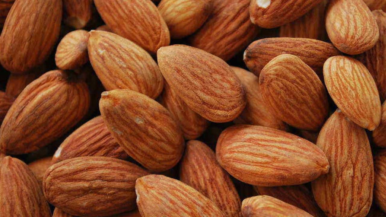 बदाम व्हिटॅमिन ईचा चांगला स्रोत आहे. ड्राय फ्रूट जास्त प्रमाणात खाल्ला तर व्हिटॅमिन ओव्हरडोज होईल. हॅमरेज सारखा गंभीर आजार बदाम जास्त खाल्ल्याने होऊ शकतो.