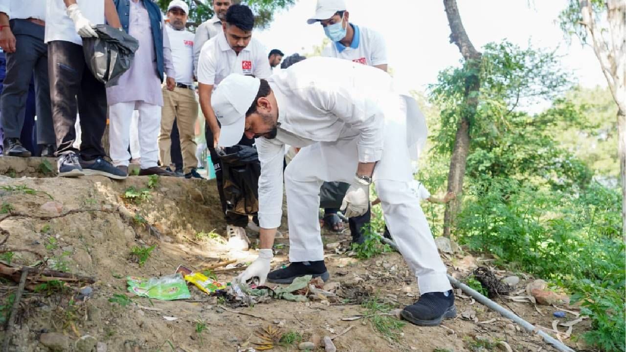 Anurag Thakur | केंद्रीय मंत्री अनुराग ठाकूर यांचे मतदारसंघात श्रमदान, 'स्वच्छता अभियान'बद्दल केले मोठे आवाहन