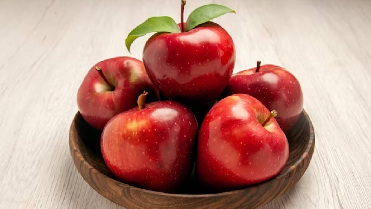 सफरचंद : सफरचंदात कार्बोहायड्रेट्सचे प्रमाण जास्त असते, जे मधुमेहाच्या रुग्णांसाठी हानिकारक ठरू शकते. त्यामुळे मधुमेहींनी जास्त सफरचंद खाणे टाळावे.  ( डिस्क्लेमर : या आर्टिकलमध्ये देण्यात आलेली माहिती व उपाय हे सामान्य ज्ञानावर आधारित आहेत. आमचा याला दुजोरा नाही. ते अवलंबण्यापूर्वी तज्ज्ञांचा सल्ला जरूर घ्यावा.)