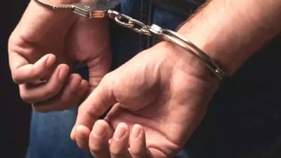 जेव्हा रक्षकच जीवावर उठतो... दोघांवर गोळीबार करून पळणाऱ्या पोलिसाला अखेर अटक