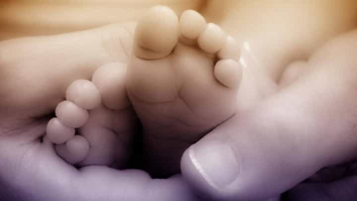 उपचार सुरू असताना डॉक्टरच्या हातून नवजात बाळ पडलं अन्... उपचार सुरू असताना डॉक्टरच्या हातून नवजात बाळ पडलं अन्...
