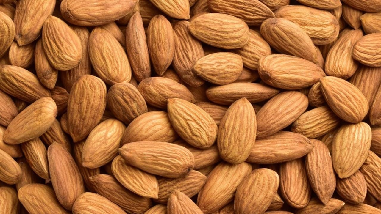 बदाम भिजवून खा असं सांगितलं जातं. बदामात फक्त हेल्दी फॅट्स नाही तर कॅल्शियम सुद्दा असते. चांगल्या प्रमाणात कॅल्शियम असल्याने Lactose Intolerant असणारी लोकं रात्री बदाम भिजवत ठेऊन ते सकाळी खाऊ शकतात. हा कॅल्शियम मिळवण्याचा उत्तम मार्ग आहे.