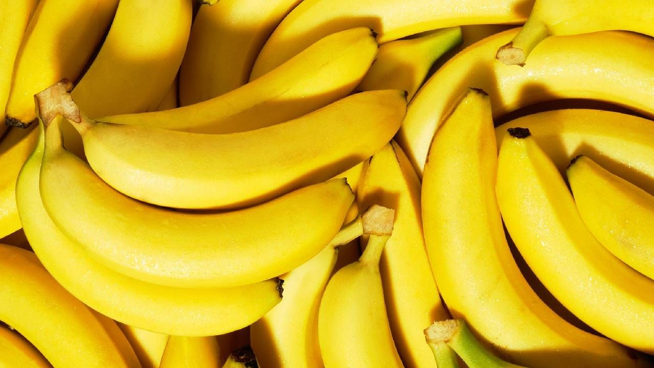 केळी चुकूनही फ्रिजमध्ये ठेऊ नये. बाहेरच्या वातावरणात ठेवल्यावर केळी व्यवस्थित राहते. या फळातून इथलीन वायू बाहेर पडतो याच कारणामुळे केळी लवकर पिकते. केळी जर फ्रिजमध्ये ठेवली तर ती काळी पडते, लवकर खराब होते. खोलीच्या तापमानात केळी ठेवली तरी केळी टिकून राहते. 