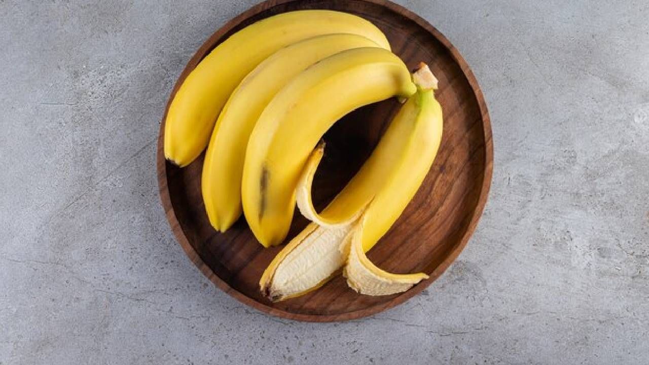 केळी इतर फळांपेक्षा लवकर पिकते आणि काळी पडू लागते. फ्रिजमध्ये ठेवणं योग्य नाही, कारण त्याचा पोत आधीच थंड आहे. केळी रेफ्रिजरेटरमध्ये न ठेवता अनेक दिवस कशी साठवायची ते जाणून घेऊया.