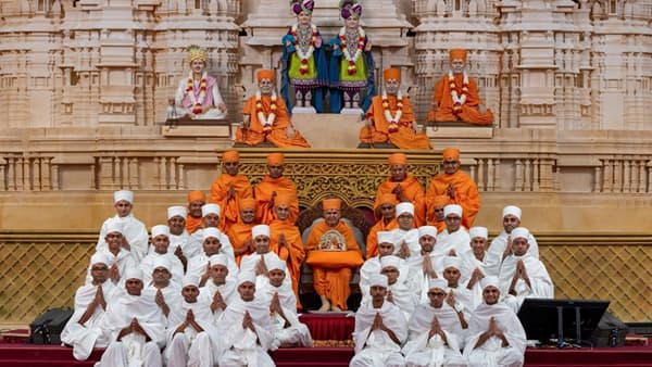 अमेरिकेतील 30 तरुणांनी आपले जीवन सेवा आणि विश्व कल्याणासाठी केले समर्पित