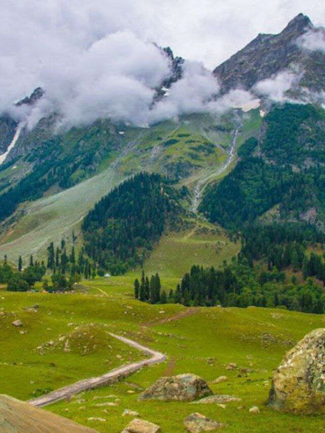 ख्रिसमस बनवायचाय खास तर काश्मीरमधील या ठिकाणांना द्या भेट ख्रिसमस बनवायचाय खास तर काश्मीरमधील या ठिकाणांना द्या भेट