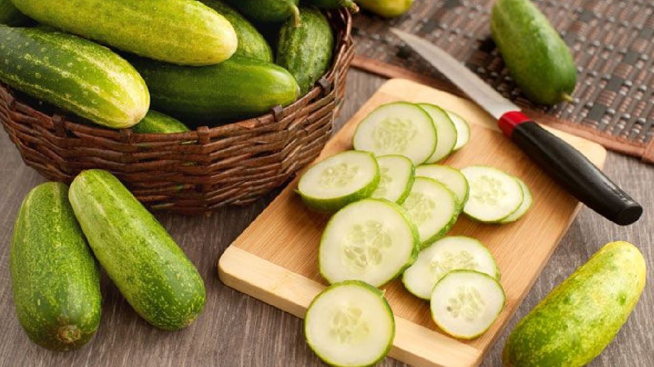 ज्या फळांमुळे शरीराला पाणी मिळतं ती फळं, त्या पदार्थांचं आवर्जून सेवन केलं जावं. काकडीमध्ये चांगल्या प्रमाणात पाणी असतं. काकडी शरीरातील विषारी घटक काढून टाकते. काकडी खाल्ल्याने यकृत स्वच्छ होते. 