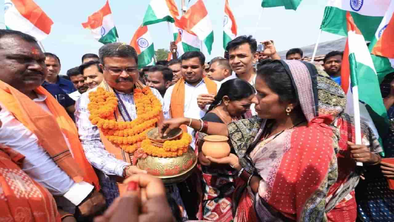 येथील माती नेणे माझ्यासाठी भाग्याची गोष्ट, केंद्रीय मंत्री धर्मेंद्र प्रधान पोहोचले वीर सुरेंद्र साईंच्या गावी