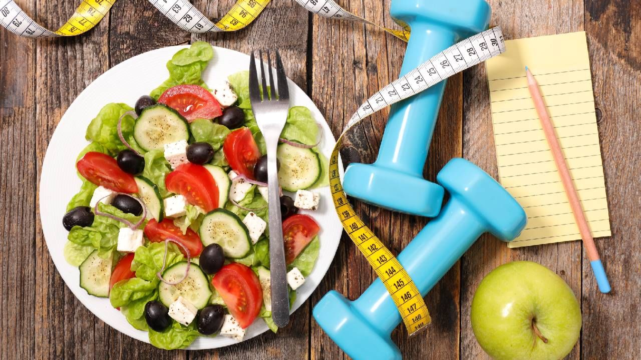 सगळ्यांनाच वजन कमी करायचंय, त्यासाठी लोक फार प्रयत्न करतात डायटिंग करतात. आपण कमी खाण्यापेक्षा निरोगी अन्न खाणे चांगले. चला जाणून घेऊया वजन कमी करण्याच्या नावाखाली डायटिंग करणं तुमच्यासाठी कसं भारी पडू शकतं.