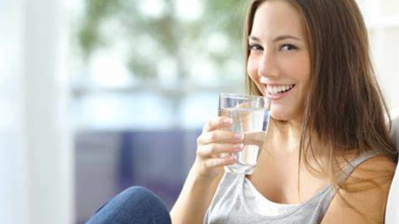Health : हिवाळ्यामध्ये कमी पाणी पित असाल तर होऊ शकतात हे गंभीर आजार, दिवसात इतकं ग्लास पाणी प्यायचंच