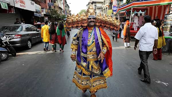 भारतात दसरा सण मोठ्या थाटामाटात साजरा केला जातो. दिल्ली हे एक असे शहर आहे जिथे प्रत्येक सण मोठ्या थाटामाटात साजरा केला जातो. जर तुम्ही दिल्लीत राहून इथे दसरा पाहू शकत नसाल तर तुम्ही खूप मिस केलं आहे.