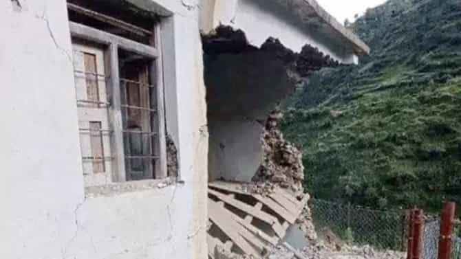 Earthquake : नेपाळमध्ये भूकंपाने अनेक घरे ढासळली, दिल्लीपर्यंत बसले धक्के