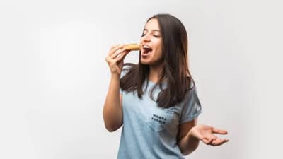 तुम्हालाही आहे का घाईघाईने जेवण्याची सवय ? सावध व्हा नाहीतर पडाल आजारी