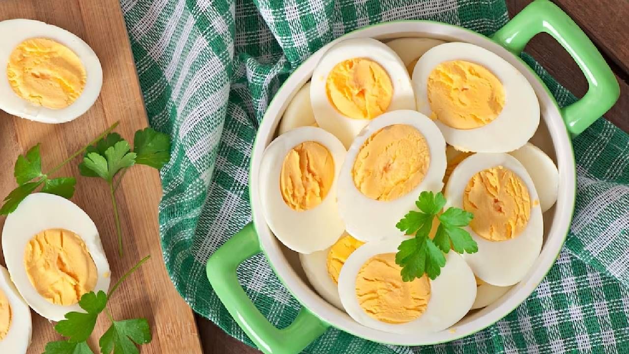 अंडी : ऊन किंवा सूर्यप्रकाशामुळे  व्हिटॅमिन डी मिळतेच. पण काही पदार्थांच्या सेवनानेदेखील ही कमतरता पूर्ण होते. त्यापैकीच एक म्हणजे अंडी. त्यामध्ये  व्हिटॅमिन डी आणि प्रोटीन भरपूर असते. 