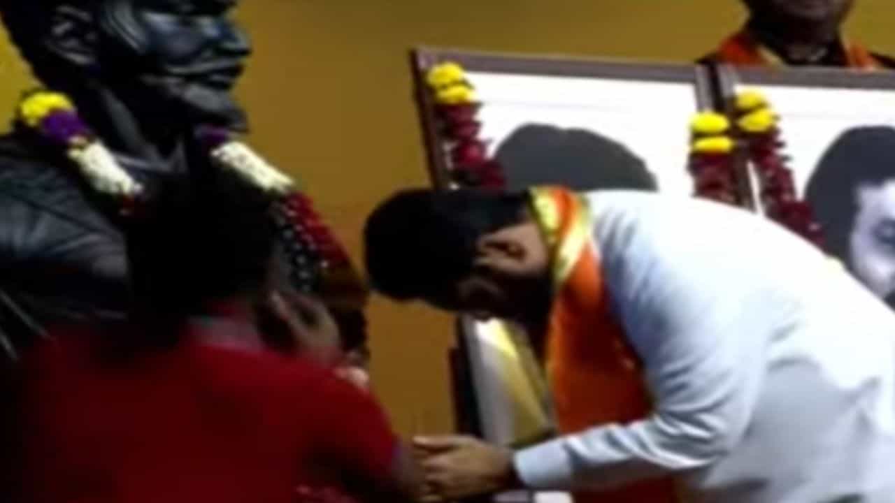 Eknath Shinde : मुख्यमंत्री एकनाथ शिंदे यांनी घेतली शिवरायांची शपथ अन् मराठ्यांना शब्द, कुणाचंही काढून न घेता... Eknath Shinde : मुख्यमंत्री एकनाथ शिंदे यांनी घेतली शिवरायांची शपथ अन् मराठ्यांना शब्द, कुणाचंही काढून न घेता...