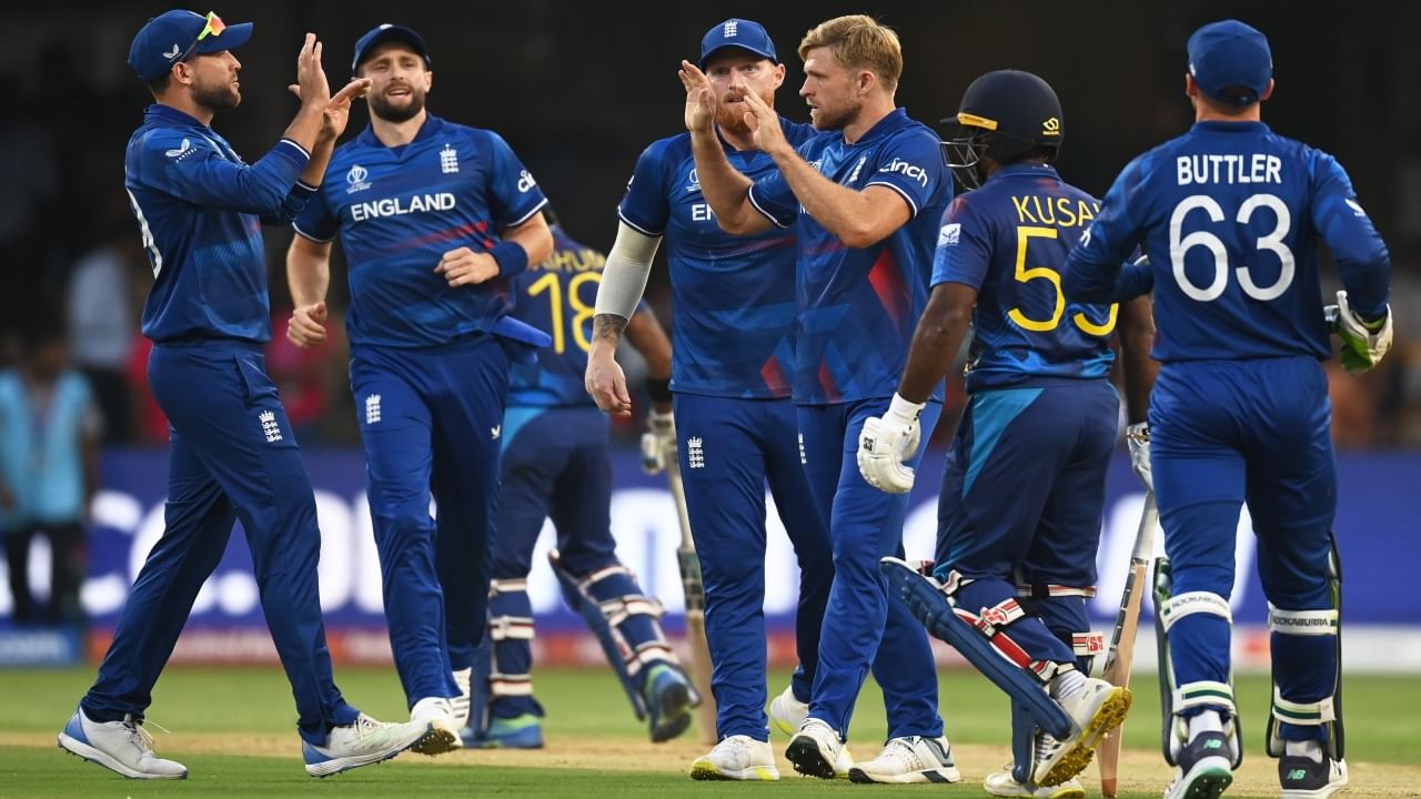 इसीबी अर्थात इंग्लंड क्रिकेट बोर्ड खेळाडूंची फॉर्मेटवाईज वर्गवारी करते. टेस्ट आणि वनडे क्रिकेट खेळणाऱ्यांची श्रेणी वेगळी असते. तसेच व्हाईट आणि रेड या दोन्ही बॉलने खेळणाऱ्यांची श्रेणी वेगळी असते.