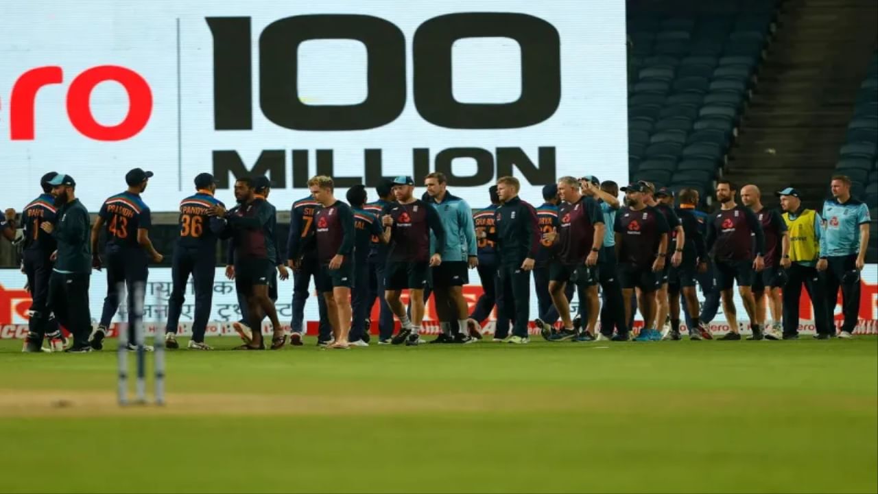 इंग्लंडच्या खेळाडू्ंना वार्षिक कराराशिवाय एका सामान्यासाठीही चांगलं मानधन दिलं जातं. इंग्लंडच्या खेळाडूंना 1 कसोटी सामन्यासाठी 14 लाख 65 हजार रुपये मिळतात. वनडे आणि टी 20 च्या एका सामन्यासाठी 4 लाख 55 हजार रुपये मिळतात. तर टीम इंडियाच्या खेळाडूंना एका टेस्टसाठी 15 लाख, वनडेसाठी 6 आणि टी 20 साठी 3 लाख रुपये दिले जातात.