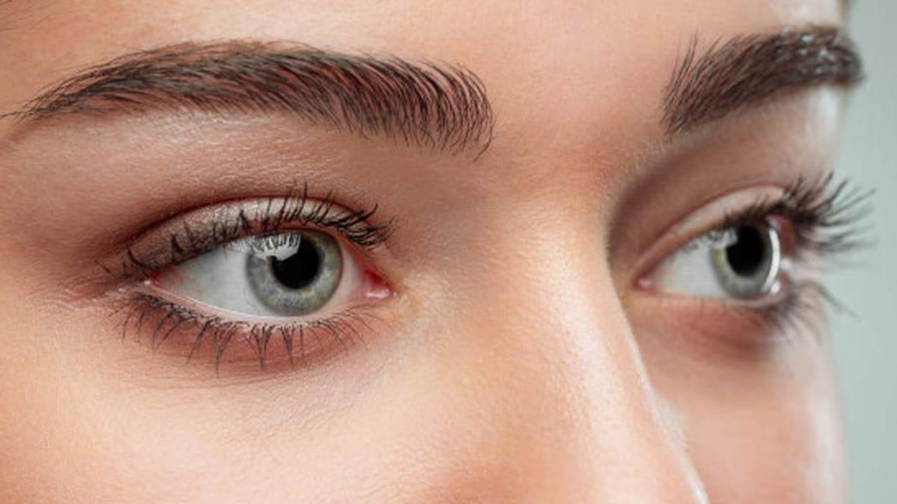 मासे, शेंगदाणे, हिरव्या पालेभाज्या यामुळे डोळ्याचं आरोग्य सुधारतं. चांगला आहार घेतल्यास तो डोळ्यांसाठी खूप चांगला असतो.  व्हिटॅमिन ए, ओमेगा 3 फॅटी अॅसिड, ल्युटिन, व्हिटॅमिन सी, व्हिटॅमिन ई सारखे पौष्टिक पदार्थ डोळ्यांच्या दृष्टीसाठी खूप फायदेशीर असतात. 