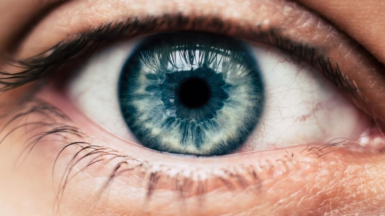 धूम्रपान करू नये हे तर आपण ऐकतच आलोय. पण या धुम्रपानामुळे डोळे सुद्धा कमकुवत होतात हे मात्र फार कमी लोकांना माहितेय. धूम्रपान केल्याने काचबिंदू, मोतीबिंदू यांसारख्या डोळ्यांशी संबंधित आजारांचा धोका वाढतो.