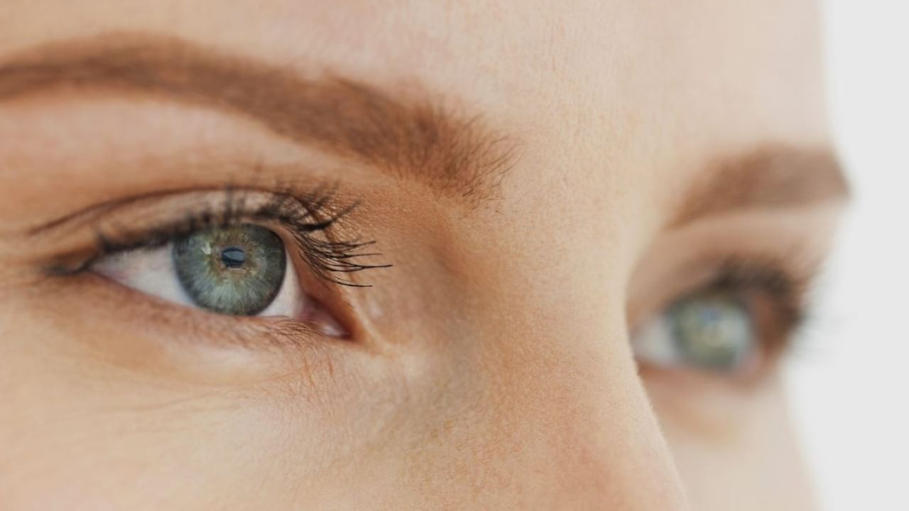 आजकाल कुठलंच काम मोबाईल, लॅपटॉप शिवाय होत नाही. अगदी लहानांपासून ते मोठ्यांपर्यंत बरेचजण आपला खूप वेळ स्क्रीनवर घालवतात. चष्मा लागण्याचं हे मुख्य कारण आहे. स्क्रीनटाइम कमी केल्यास सगळं सहज शक्य आहे. तासनतास स्क्रीनसमोर काम करत असाल तर अर्ध्या तासाच्या अंतराने १० ते २० सेकंद डोळे बंद करून विश्रांती घ्या.